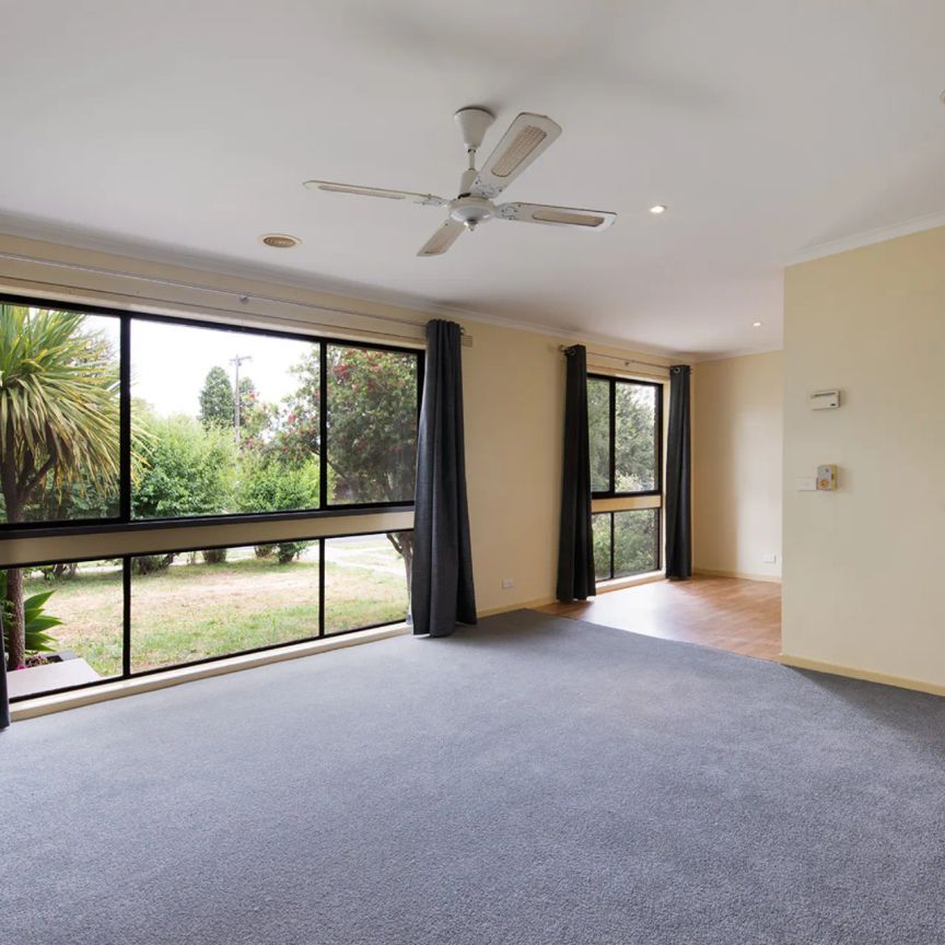 Easy living and perfectly located in popular Strathdale. - Photo 1