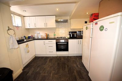 3 bedroom House in Harold Terrace, Leeds - Photo 5