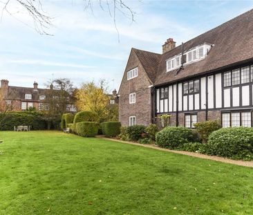 Utterly charming studio apartment set on the first floor of a much ... - Photo 5