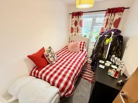 3 bedroom House To Let Total Size: 1217 SQ FT - Photo 3