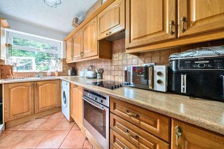 Bench Manor Crescent, Chalfont St. Peter, Gerrards Cross, SL9 - Photo 3