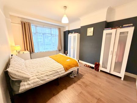 4 Bed Terraced House, Ipswich Road, SW17 - Photo 3