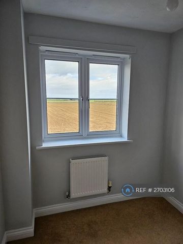 3 bedroom semi-detached house to rent - Photo 4