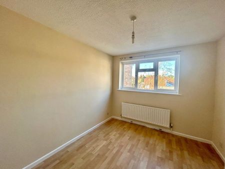 Pinewood Park, Farnborough, Hampshire, GU14 - Photo 5