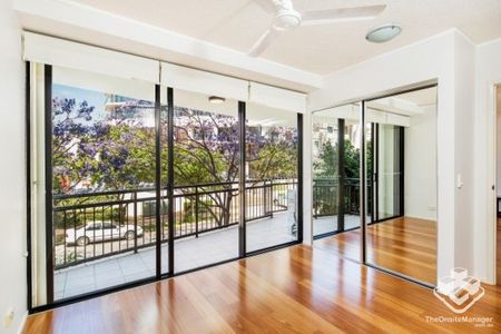 Modern Apartment with Oversized Balcony & Versatile Study/Second Bedroom - Photo 5