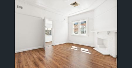 Spacious Three Bedroom Home - Photo 3