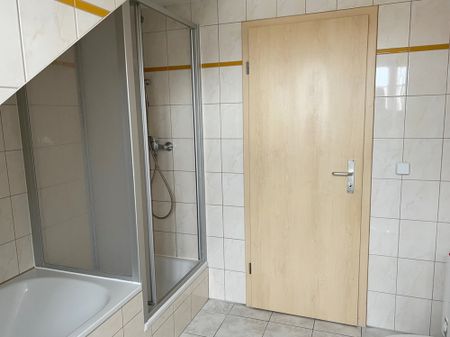 TOP! ** Helle 3 Zimmer Wohnung im Dachgeschoss! ** AUFZUG ** Tageslichtbad mit Wanne und Dusche! - Foto 2