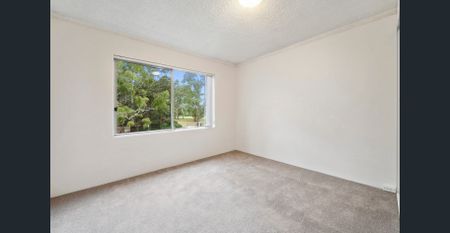 LIGHT AND AIRY 2BEDROOM APARTMENT - GREAT LOCATION - Photo 3