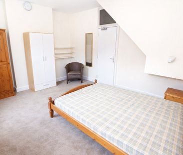 4 Bedroom Mid Terraced House, Chester - Photo 2