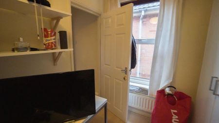 To Rent Brownen Road, Winton, Bournemouth, BH9 £2,450 pcm Tenancy Info - Photo 5