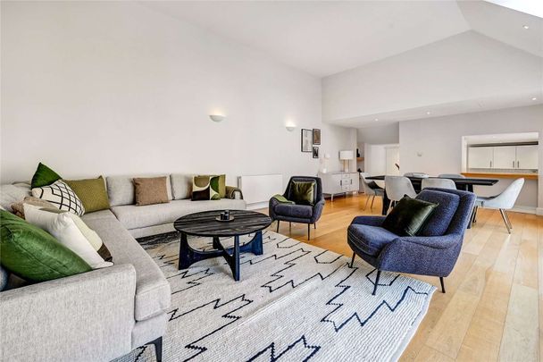 Elegant Three-Bedroom Mews Apartment with Impressive Living Space and Private Entrance. - Photo 1