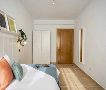 Room in a shared 25-bedroom apartment for rent in Valdeacederas. - Photo 4