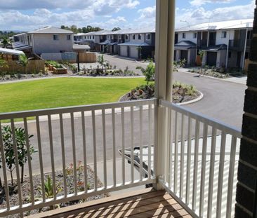 NEAR NEW 3 BEDROOM TOWNHOUSE, AVAILABLE NOW INSPECTIONS BY APPOINTMENT - Photo 2