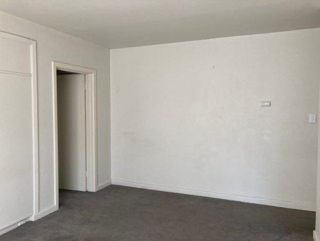 Light filled one bedroom apartment - Photo 2