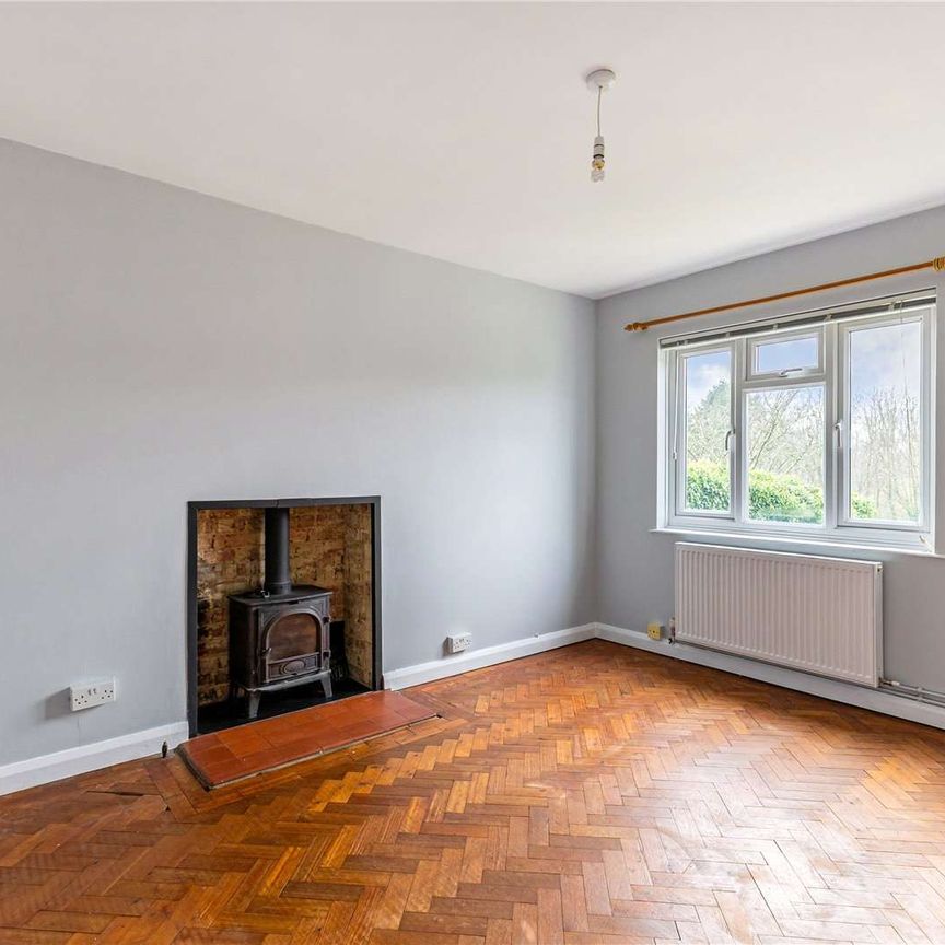 Newly decorated three bedroom house available immediately - Photo 1