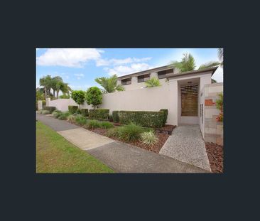 Stylish 3 Bed 2 Bath Townhouse - Photo 2