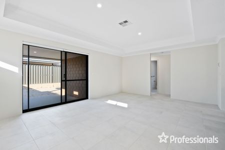 Modern 4-Bedroom Home! - Photo 2