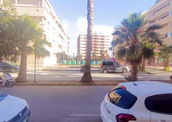 Apartment in Águilas, Murcia: 4 bedrooms, 2 bathrooms, balcony, equipped kitchen, parking, 5 minutes from the beach, quiet.