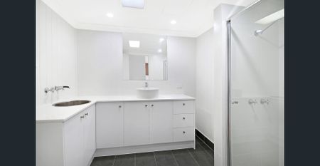 Absolute Beachfront Apartment in a Sought-after Location - Unfurnished - Photo 3