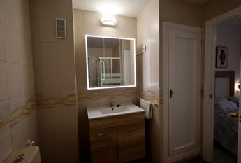 Encantador Piso Reformado en La Carihuela en urbanización con Piscina y Tenis en primera l – tor507ts1