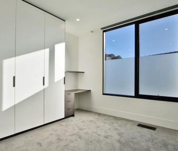 BE IMPRESSED BY STYLE, SPACE & SOPHISTICATION! - Photo 3