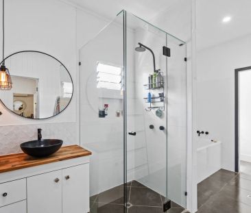 Fully furnished Queenslander with pool in the heart of freshwater - Photo 2