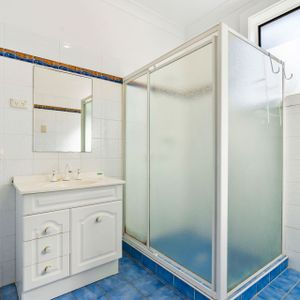 Stunning Five Bedroom Home - Photo 2