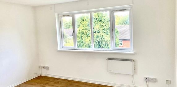 1 Bed Flat, Boultwood Road, E6 - Photo 2