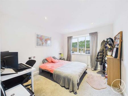 Crescent Gardens, Leeds, LS17 - Photo 4