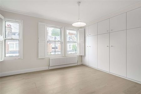 A stunning, family home moments from the river and the open spaces of Putney Common. - Photo 5