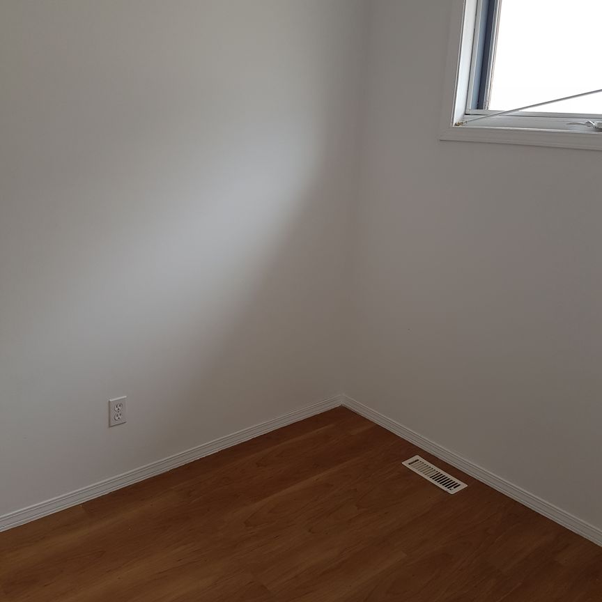 1929 WALLACE 2 BEDROOM HOUSE QUIET NEIGHBOURHOOD - Photo 1