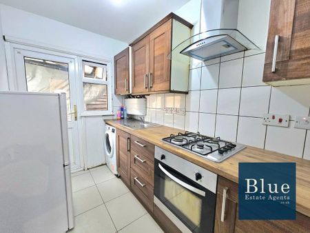 4 bedroom semi-detached house to rent - Photo 5