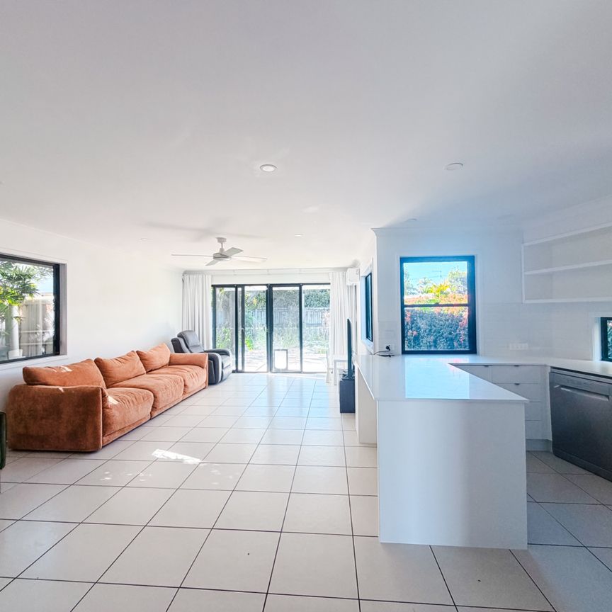 Furnished, Pet-Friendly & Perfectly Positioned in the Heart of Maroochydore - Photo 1