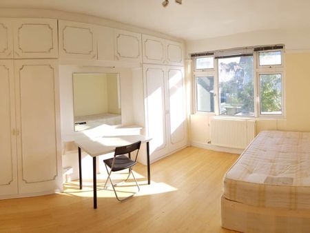 Watford Way Room GA - Photo 3