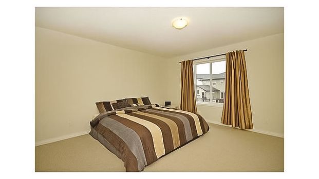 3 Bedroom Executive Home In Airdrie. Pets Negotiable. - Photo 1