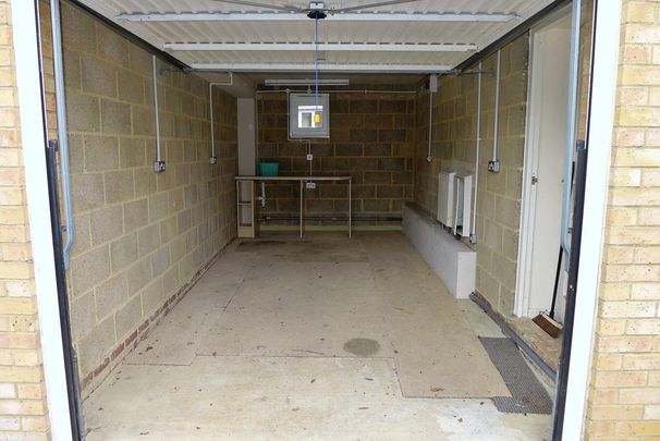 2 bedroom coach house to rent - Photo 1