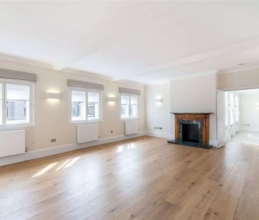 A beautiful third floor apartment (with lift) in a period building ... - Photo 1