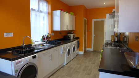 Stylish Double Room with Ensuite - Photo 2