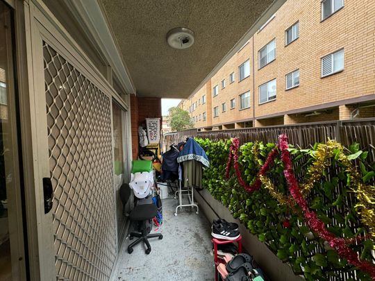 Ground Floor&comma; Two Bedroom Unit&excl; - Photo 1