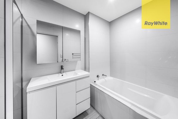 MODERN TWO BEDROOM APARTMENT IN PRIME LOCATION WITH GARDEN ASPECT - Photo 1