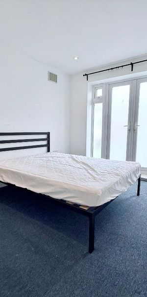 Long Drive, London, W3 7PP - Photo 1