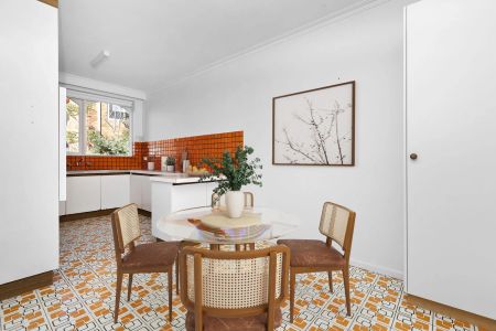 Stunning and Spacious Retro Apartment in Prime Location - Photo 2