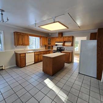 HOUSE ON ACREAGE - 3 BDRMS & 4 BATHS - PET FRIENDLY - Photo 3