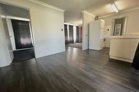 Neat & Comfortable Home in a Super Convenient Location! - Photo 2