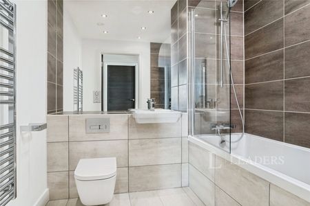 2 bedroom apartment to rent The Boardwalk, Brighton, BN2 - Photo 5