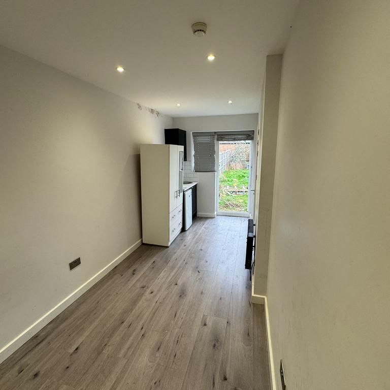 Studio to rent - Photo 1