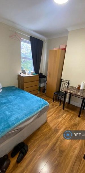 1 bedroom in a flat share to rent - Photo 1