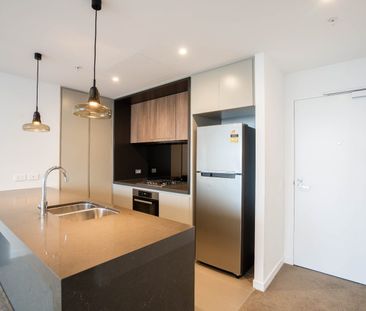 Luxury Furnished 2 Bedroom Apartment with Harbour Bridge/ Water Vie... - Photo 3