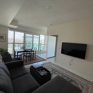 Chic 1 Bed, 1 Bath with Balcony and Stunning City Views - Photo 2