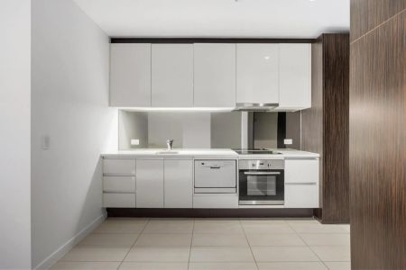 Bright and Spacious Two-Bedroom Apartment in Prime Location - Photo 4